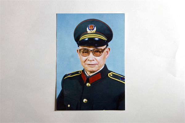 劉德勝半身照片復(fù)印件