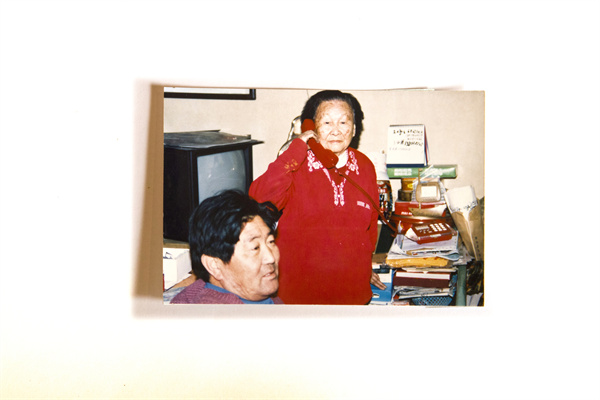 2005年王定國與孫振鐸孫子王成威的合影